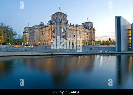 Der Reichstag, gesehen von der Spree Berlin Deutschland Stockfoto