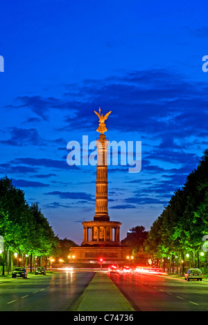 17. Juni-Straße mit der Siegessäule im Zwielicht Berlin Deutschland Stockfoto