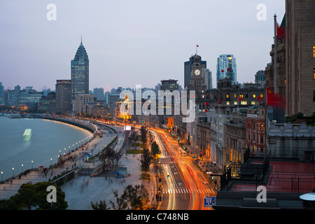 Blick entlang der Bund bei Nacht, Shanghai, China Stockfoto