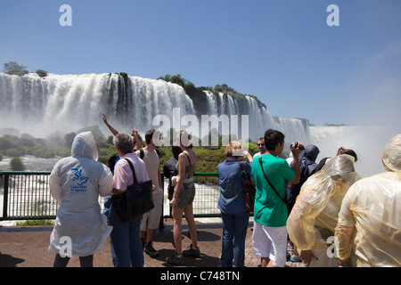 Touristen am Iguaçu-Wasserfälle von der brasilianischen Seite, Paraná, Brasilien, Südamerika gesehen. Stockfoto