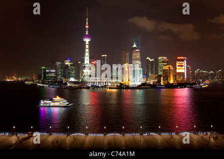 Neue Skyline von Pudong, Blick über den Huangpu-Fluss vom Bund, Shanghai, China Stockfoto