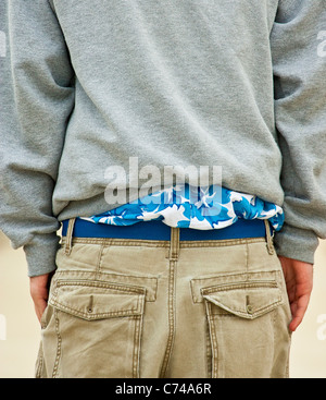 Ansicht des kaukasischen männlich, ca. 18-25 Jahre alt, von der Rückseite mit seinen Boxer-Shorts aus der Spitze seiner Hose ragte. Stockfoto