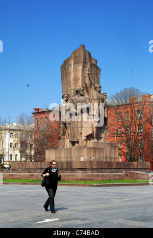 Denkmal zu Ehren der Sowjetmacht Verkündigung in der Ukraine liegt auf dem Platz der Verfassung in Charkiw, Ukraine Stockfoto