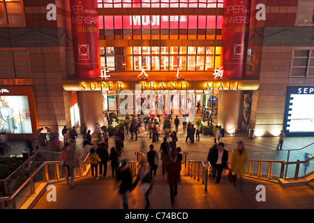 Eingang eine riesige moderne shopping Komplex im neuen Stadtteil Pudong, Shanghai, China Stockfoto