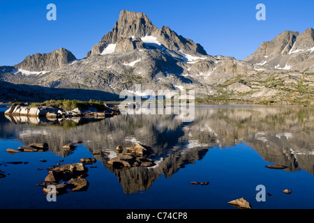 Reflexion des Schnees Berg in einem High Sierra-See in Kalifornien bedeckt. Stockfoto