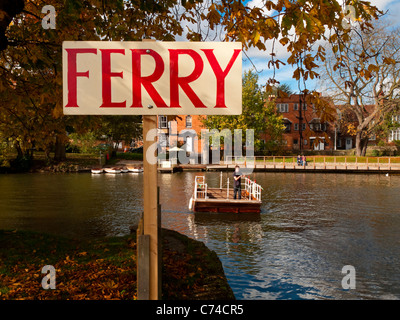 Fähre über den Fluss Avon in Stratford-upon-Warwickshire England Geburtsort von William Shakespeare Stockfoto