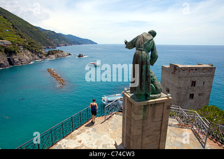 Der heilige Franz von Assisi Statue auf Turm des Castello, Monterosso, Cinque Terre, Ligurien di Levante, Italien, Mittelmeer, Europa Stockfoto