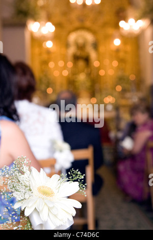 Blumen und Hochzeitsgäste in einer Kirche Sevilla Spanien Stockfoto