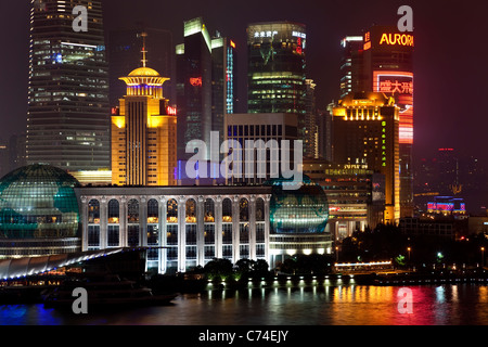 Neue Skyline von Pudong, Blick über den Huangpu-Fluss vom Bund, Shanghai, China Stockfoto