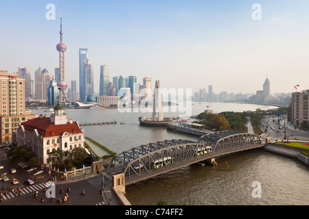 Neuen Pudong Skyline Waibaidu (Garten) Brücke über den Huangpu-Fluss aus der Bund in Shanghai suchen Stockfoto