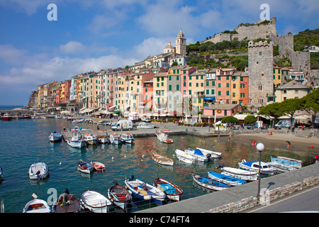 Hafen und bunten Häuserfassaden Fischerdorf Porto Venere, Provinz La Spezia, Ligurien di Levante, Italien, Mittelmeer, Europa Stockfoto