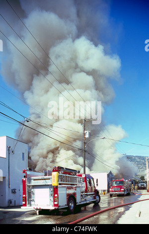 Rauch, wogenden aus einem brennenden Gebäude als Feuerwehrauto Brandstiftung Feuer, Osoyoos, BC, Britisch-Kolumbien, Kanada kämpft Stockfoto