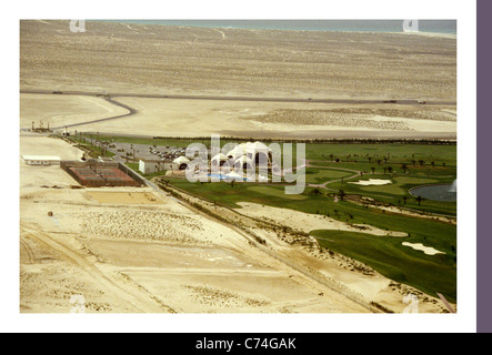 Luftaufnahmen des Emirates Golf Club est 1988 außerhalb Dubai, Website der Dubai Desert Classic, heute eine städtische Nachbarschaft. Stockfoto