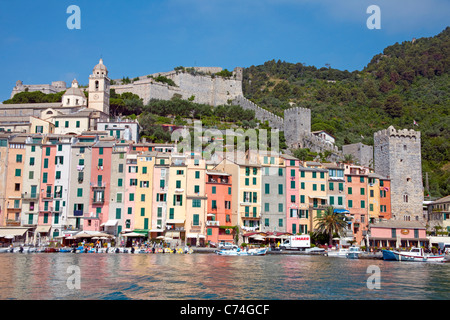 Hafen und bunten Häuserfassaden Fischerdorf Porto Venere, Provinz La Spezia, Ligurien di Levante, Italien, Mittelmeer, Europa Stockfoto