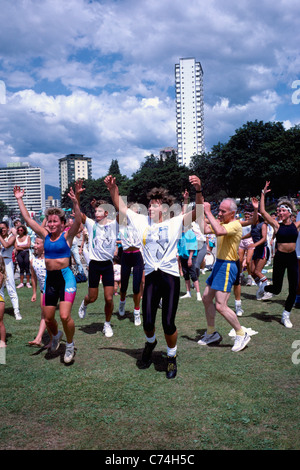 Eine Gruppe von Erwachsenen Training in Outdoor-Übung, West End, Vancouver, Britisch-Kolumbien, Kanada Stockfoto