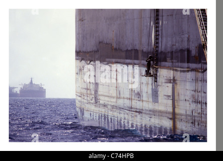 Reparaturarbeiten Sie an einer Öl-Supertanker in Fujairah Anchorage, in der Nähe der Welten verkehrsreichsten Öl Versand Bahnen an die Straße von Hormuz. Stockfoto