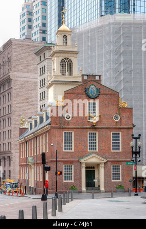 Das Old State House unter den modernen Gebäuden im Financial District von Boston, Massachusetts. Stockfoto