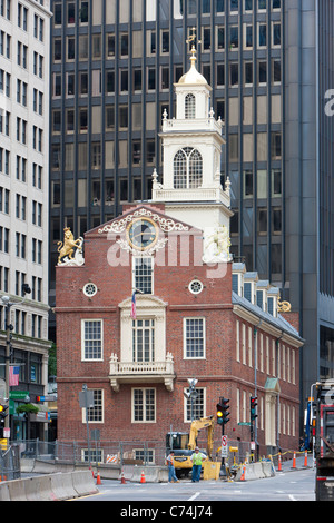 Das Old State House unter den modernen Gebäuden im Financial District von Boston, Massachusetts. Stockfoto