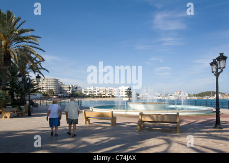 BRUNNEN AUF DER PROMENADE Stockfoto