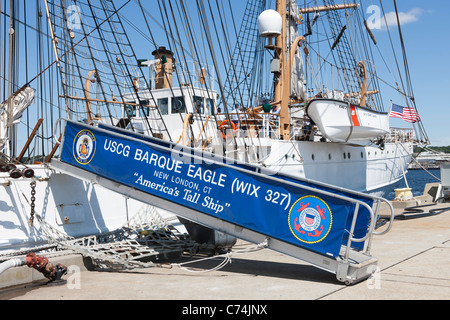 Die USCGC "Eagle", ein Schiff für die Ausbildung verwendet, der mit seinen Heimathafen an der Coast Guard Academy in New London, Connecticut angedockt. Stockfoto