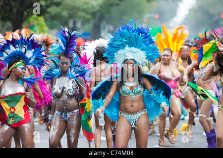 Eine Gruppe von Teilnehmern der Parade in festliche Kleidung Tanz entlang der Route des westindischen-American Day Parade in New York City. Stockfoto