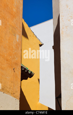 Elemente der Gebäude von verschiedenen Farben in der Altstadt von Malaga, Provinz Malaga, Costa Del Sol, Spanien Stockfoto