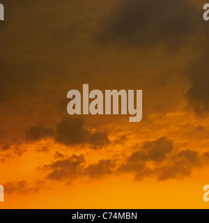 Wolken in einem winterlichen Himmel im Morgengrauen. Stockfoto