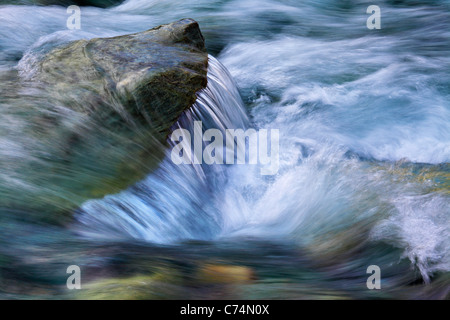 Detail des Wassers in den felsigen Matukituki River zwischen Wanaka und Mt Aspiring National Park Stockfoto