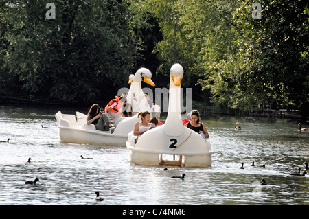 Menschen genießen sich in Schwanenform Tretboote oder Tretboote Alexandra Palace Park Bootfahren See London England Großbritannien Stockfoto