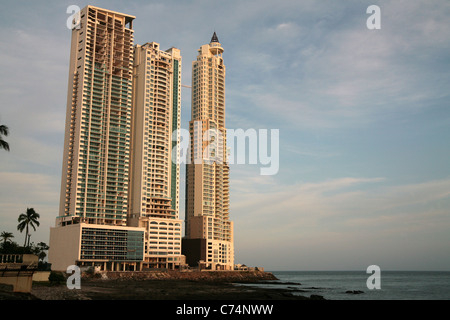 High-Rise Wohnanlagen auf eine Lage direkt am Meer mit Blick auf den Pazifik, Panama-Stadt. Stockfoto