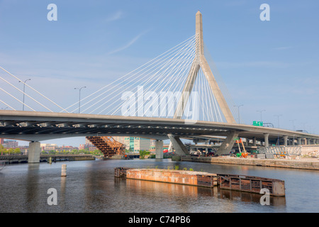 Die Leonard S. Zakim Bunker Hill Memorial Bridge trägt der I-93 und US Route 1 über den Charles River in Boston, MA. Stockfoto