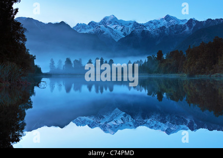 Reflection of Mt Cook (Aoraki) and Mt Tasman on Lake Matheson near Fox Glacier in New Zealand Stockfoto