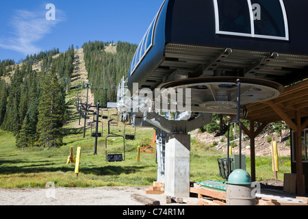 Sommer-Ansicht der Monarch-Berge-Skischaukel liegt auf 10.790' Höhe in der Sawatch Range der Rocky Mountains, Colorado, USA Stockfoto