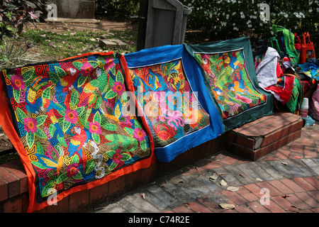 Kunsthandwerk auf dem Display für Verkauf auf einem Straßenmarkt in Panama-Stadt. Stockfoto