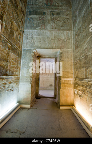 Gang durch einen Torbogen in einem alten ägyptischen Tempel mit hieroglyphischen Schnitzereien Stockfoto