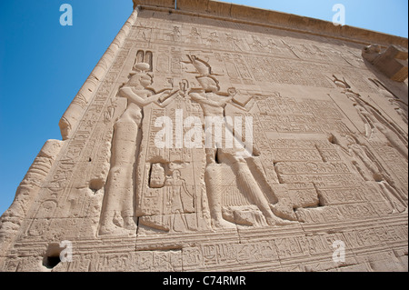 Hieroglyphischen Schnitzereien an den Außenwänden eines antiken ägyptischen Tempels Stockfoto