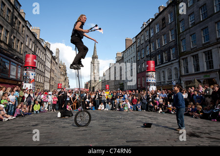 Royal Mile (High Street), während die jährliche International Arts Festival, Edinburgh Fringe Festival und Gedränge, äußern. Stockfoto