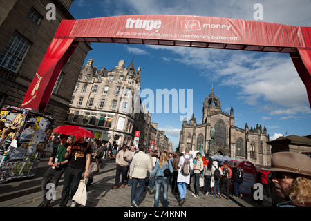 Royal Mile (High Street), während die jährliche International Arts Festival, Edinburgh Fringe Festival und Gedränge, äußern. Stockfoto