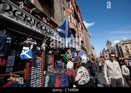 Royal Mile (High Street), während die jährliche International Arts Festival, Edinburgh Fringe Festival und Gedränge, äußern. Stockfoto