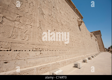 Hieroglyphischen Schnitzereien an den Außenwänden eines antiken ägyptischen Tempels Stockfoto