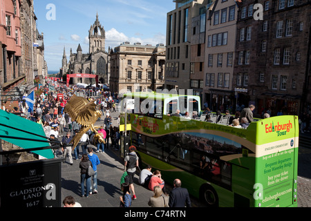 Royal Mile (High Street), während die jährliche International Arts Festival, Edinburgh Fringe Festival und Gedränge, äußern. Stockfoto