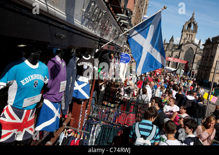 Royal Mile (High Street), während die jährliche International Arts Festival, Edinburgh Fringe Festival und Gedränge, äußern. Stockfoto