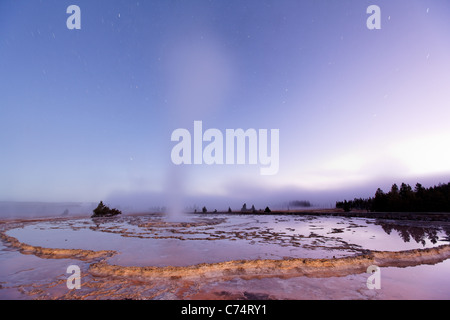 Dampf steigt von Great Fountain Geysir im frühen Morgengrauen Firehole Lake Drive, Yellowstone-Nationalpark, Wyoming, USA Stockfoto