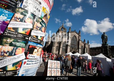 Royal Mile (High Street), während die jährliche International Arts Festival, Edinburgh Fringe Festival und Gedränge, äußern. Stockfoto