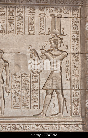 Hieroglyphischen Schnitzereien an den Außenwänden eines antiken ägyptischen Tempels Stockfoto