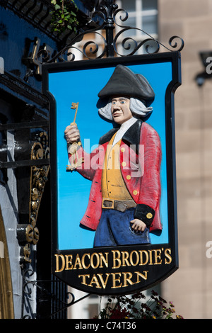 Deacon Brodie Taverne auf der Royal Mile (High Street), während die jährliche International Arts Festival in Edinburgh, Schottland, Stockfoto