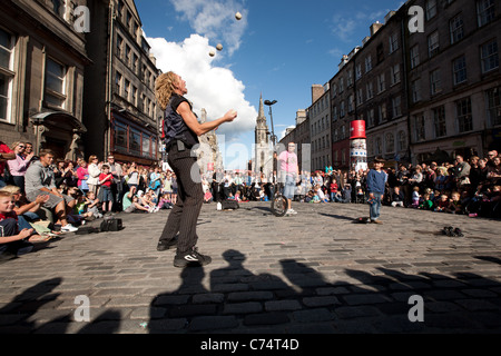 Royal Mile (High Street), während die jährliche International Arts Festival, Edinburgh Fringe Festival und Gedränge, äußern. Stockfoto