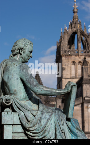 Statue des Philosophen David Hume und St. Giles Kathedrale, auf der Royal Mile (High Street), Edinburgh, Schottland. Stockfoto