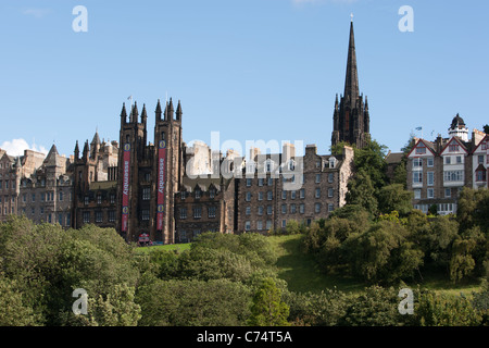 Blick über Princess Street Gardens auf der Royal Mile (High Street), in Edinburgh, Schottland. Stockfoto