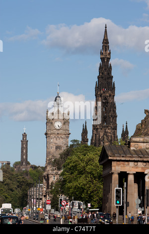 Walter Scott Monument, Princes Street und Calton Hill, Edinburgh, Schottland. Stockfoto